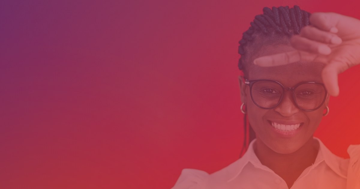 Une entrepreneure cadre son projet des deux mains